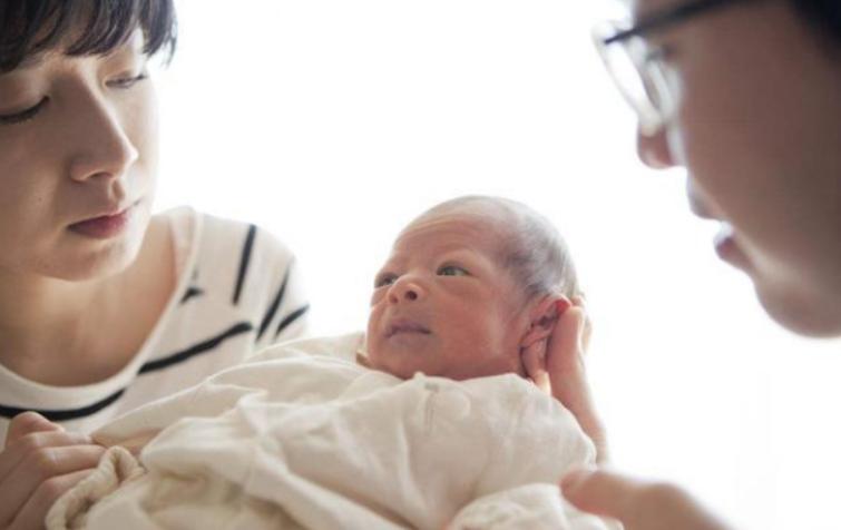 满月宝宝为什么哭的时候脸发紫,为啥满月宝宝哭得那么凶