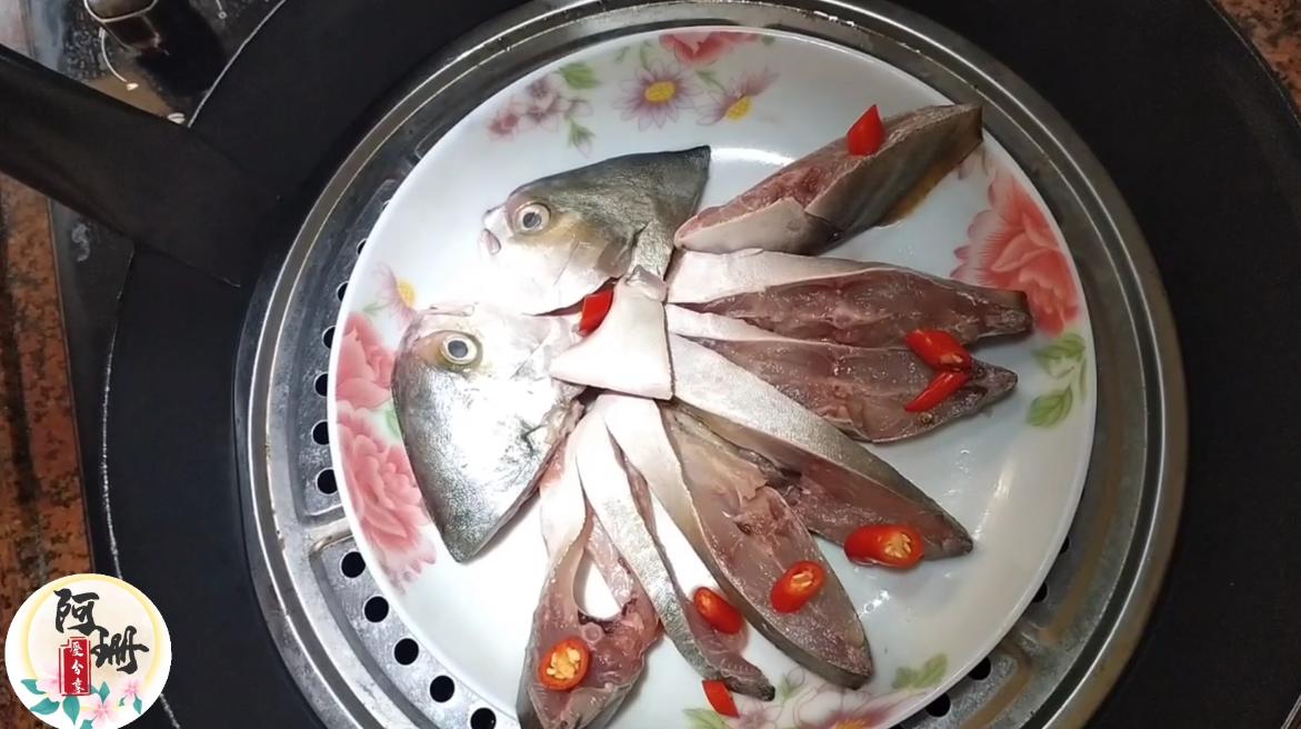 清蒸鲳鱼的正宗做法与配方,鲜嫩美味的清蒸鲳鱼做法