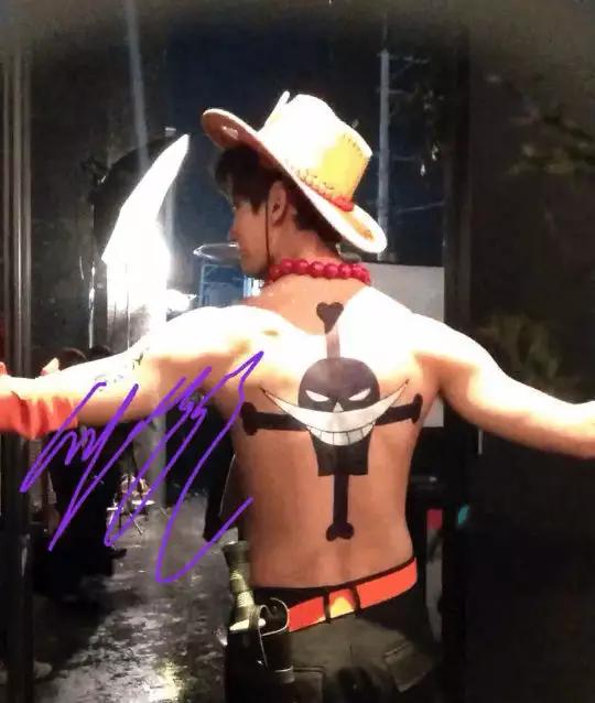 肌肉男怎么搭配服装显个子高,肌肉男衣服搭配