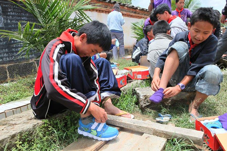 给孩子买鞋买大一码比较好,给孩子穿鞋子买多大的