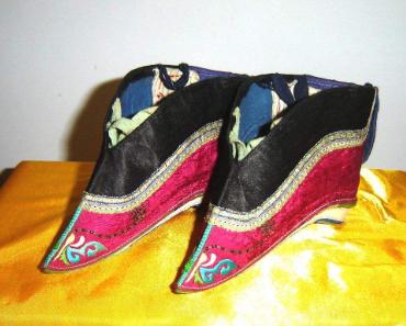 三寸金莲缠足的原因,如何看待三寸金莲里的缠足