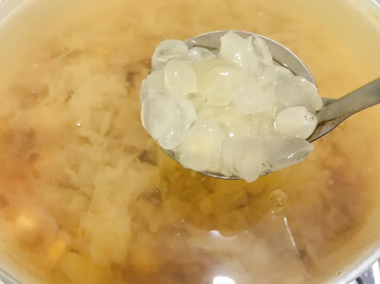 银耳羹怎么熬制好喝又营养,银耳桃胶皂角米银耳羹