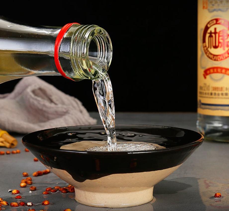 宴请贵客500元价位用什么白酒好呢,招待朋友一般买什么白酒