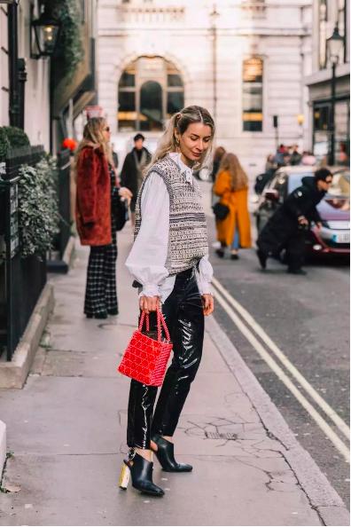 毛衣叠穿衬衫怎么穿更好看,毛衣衬衫叠穿搭配什么裤子