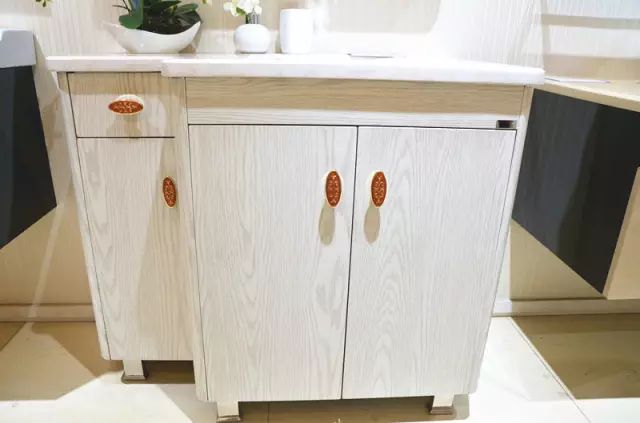 卫生间的浴室柜如何选择,卫生间卫浴柜怎么选