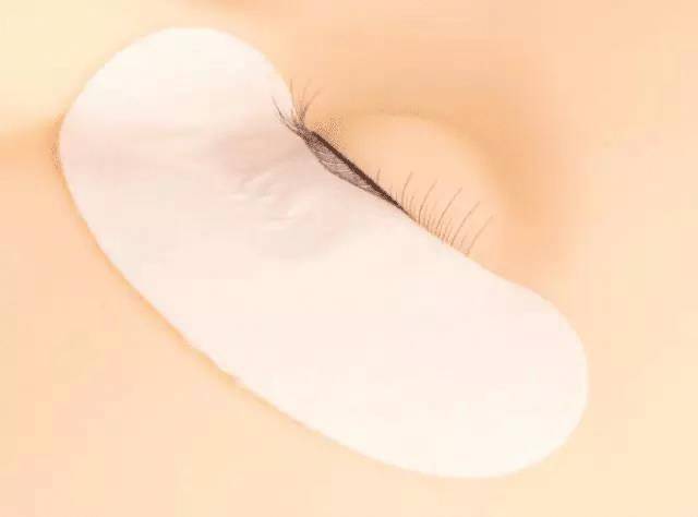 嫁接睫毛技术进行中,m型嫁接睫毛教程零基础手法