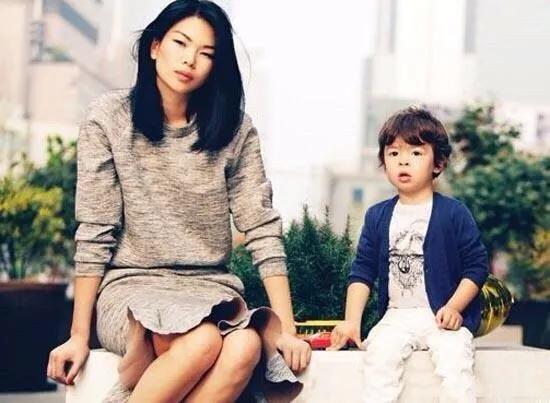 这位超模以“丑”出名,嫁法国富豪老公生帅儿子,38岁红遍全球