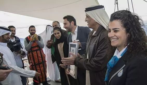 漂在迪拜隔壁,有28个足球场长,撞毁了飞机