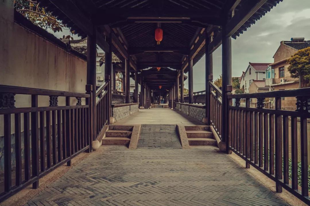 朱家角古镇和新场古镇哪个大一点,新场古镇和朱家角哪里好吃的多