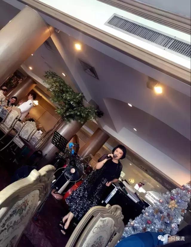 双手合十泰国佛像,在泰国双手合十是什么意思