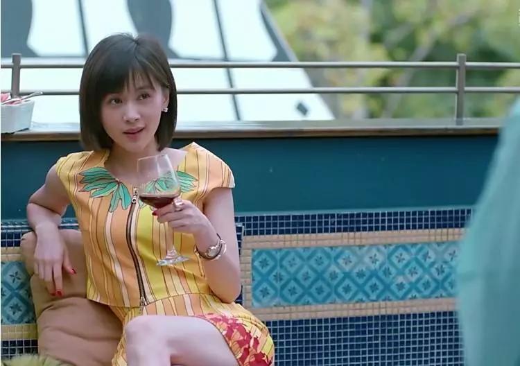 她今天为踩高铁小桌板道歉后，这双“小雏菊”也被实锤假货了