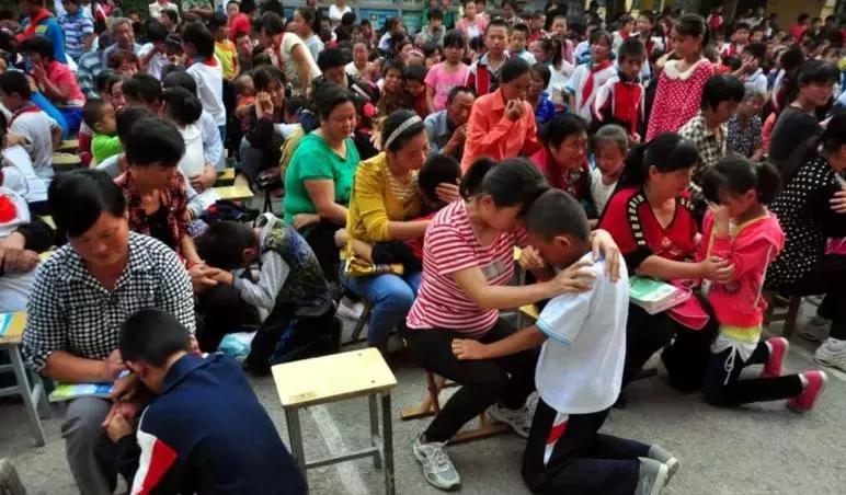 学校学生十跪父母流泪视频,学生跪拜父母哭了