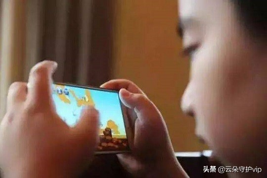 14岁少年沉迷玩手机怎么办,中学生沉迷于玩手机怎么办