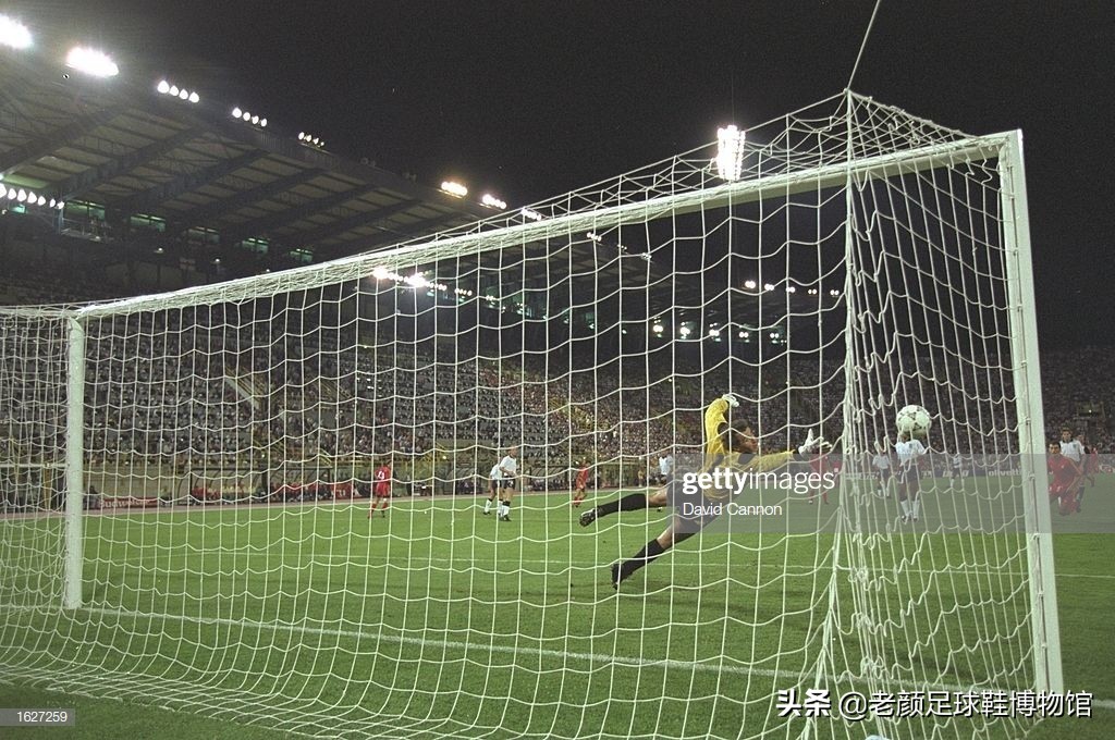 第一个穿白球鞋的球星,马拉多纳南非世界杯场边秀脚法