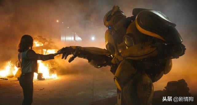 欢庆网:《大黄蜂》发布“突出重围”片段,约翰“追杀”大黄蜂