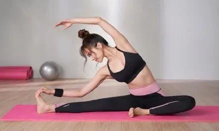 40岁蔡依林晒瑜伽照身材宛如少女:身材好的女人,自带光芒