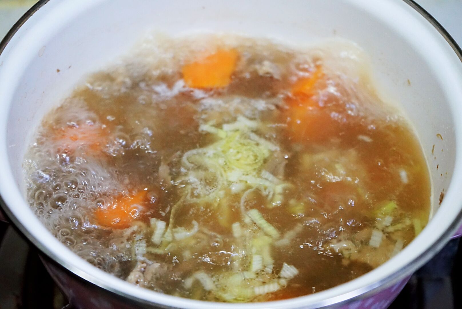 晚上多忙半小时，早餐我做的营养羊汤面才花十分钟，先生直夸真香