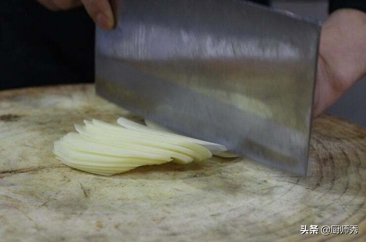 大厨教你:厨房常用的12种刀法,切什么菜用什么刀法,太详细了