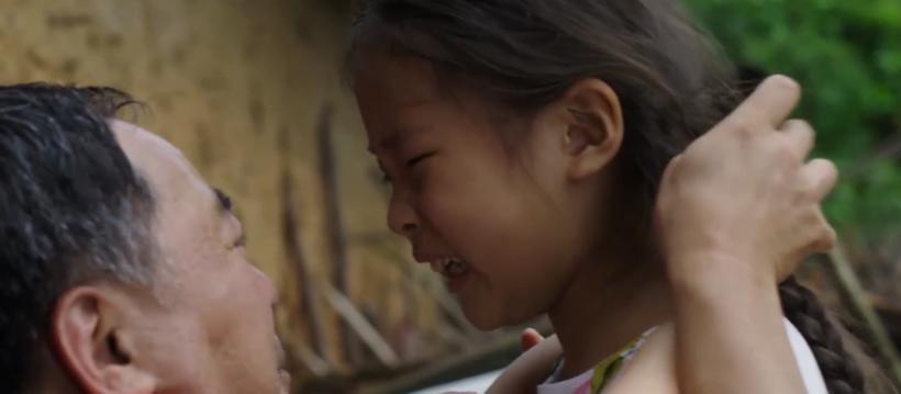 五十岁穷苦老汉24年前收养女弃婴,穷困老汉蹬三轮养了十二年的弃婴