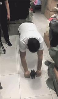 妹妹因为压力大哭了很久怎么安慰,妹妹受伤疼痛难忍姐姐心疼