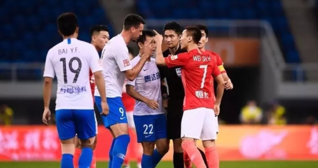 足球肘击罚红牌还是黄牌,足球肘击应该给黄牌还是红牌