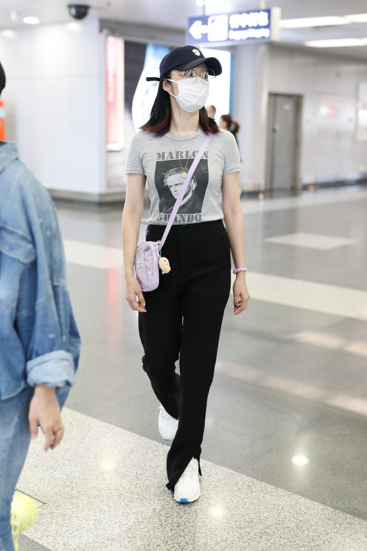 姚晨针织短袖搭破洞牛仔裤,姚晨白衬衫搭黑色高腰阔腿裤