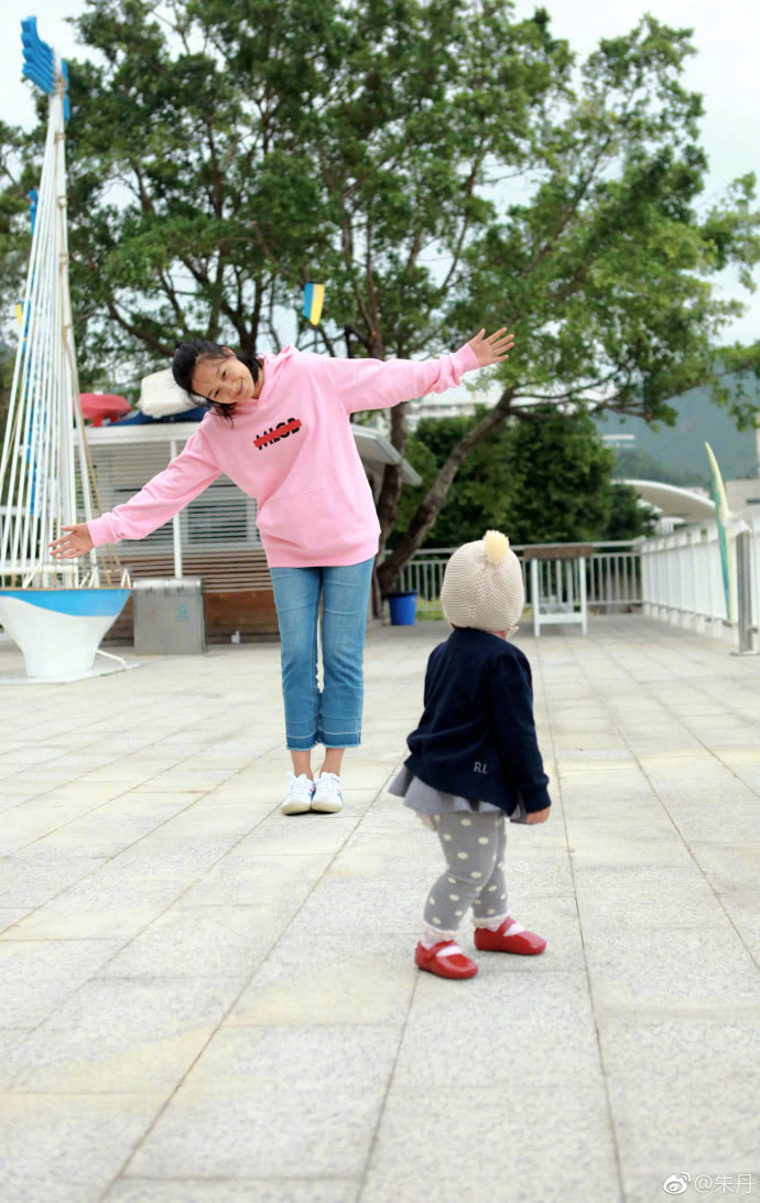 朱丹邀请准妈妈和新妈妈互动,教育孩子要“多陪伴少干预”