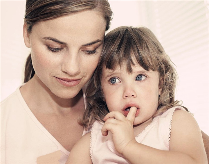 宝宝总是吮吸手指怎么办？别太担心，家长做好引导最重要