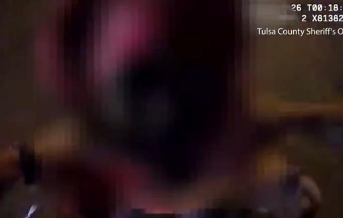 小朋友高速上不系安全带被甩出车,小孩没系安全带被甩出车视频