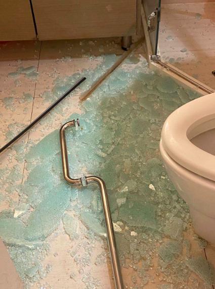 酒店浴室玻璃爆裂女孩被割伤,玻璃门爆裂后扎伤如何处理