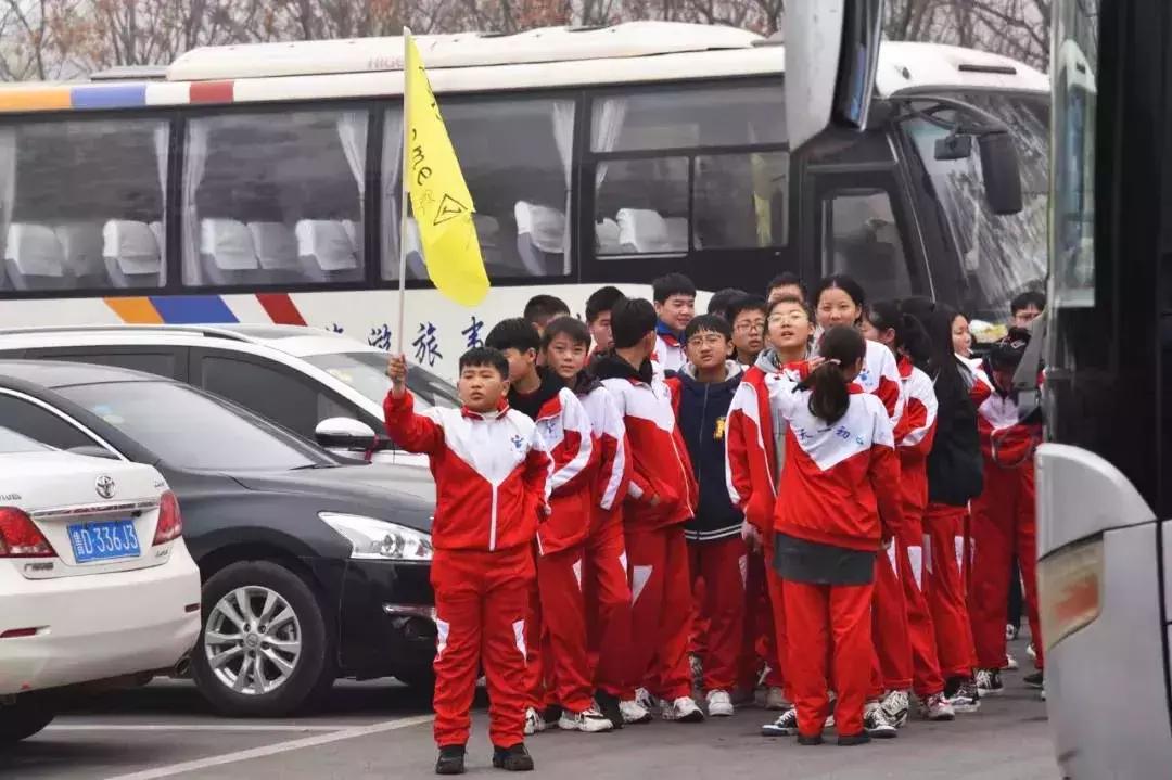 缅怀先烈不忘国耻：安徽淮北天一1300名学生赴台儿庄红色研学游