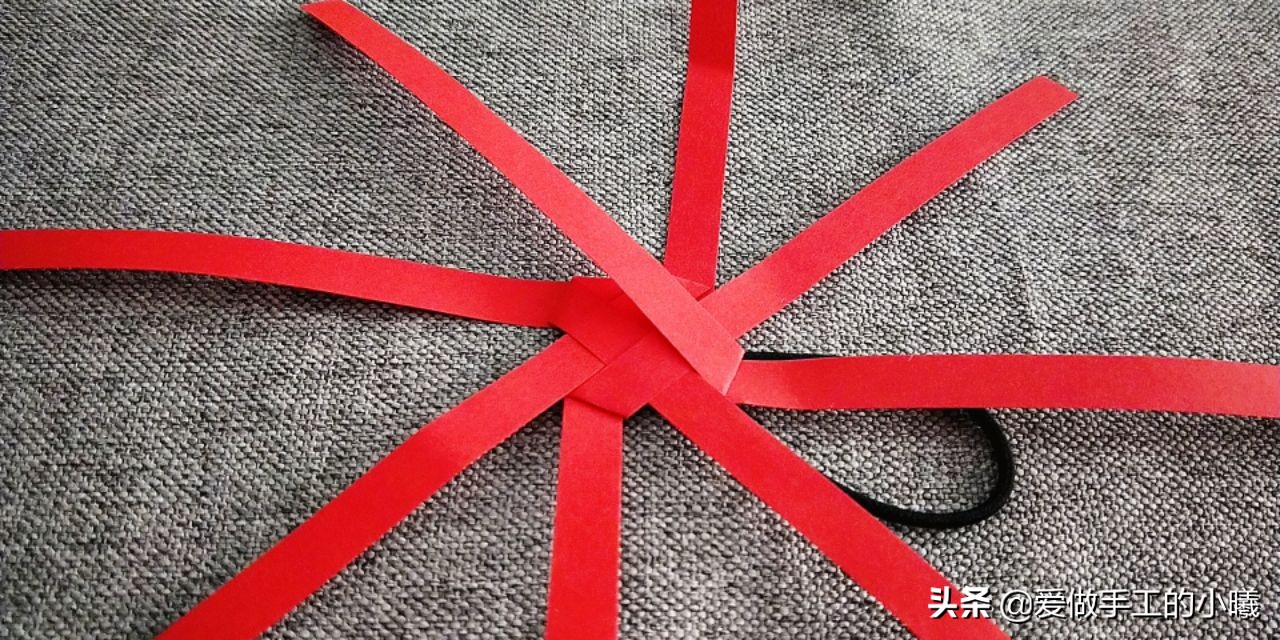 用折星星的纸条做灯笼,用纸条折红红的小灯笼