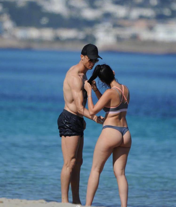 太惊讶，C罗空中停留1.5秒打进头球，牛顿见了也要跳起来，动图