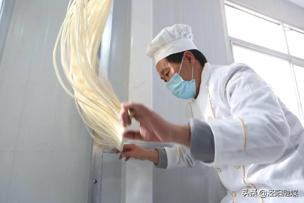 万条“银丝”挂起来!满满的泾阳好味道…