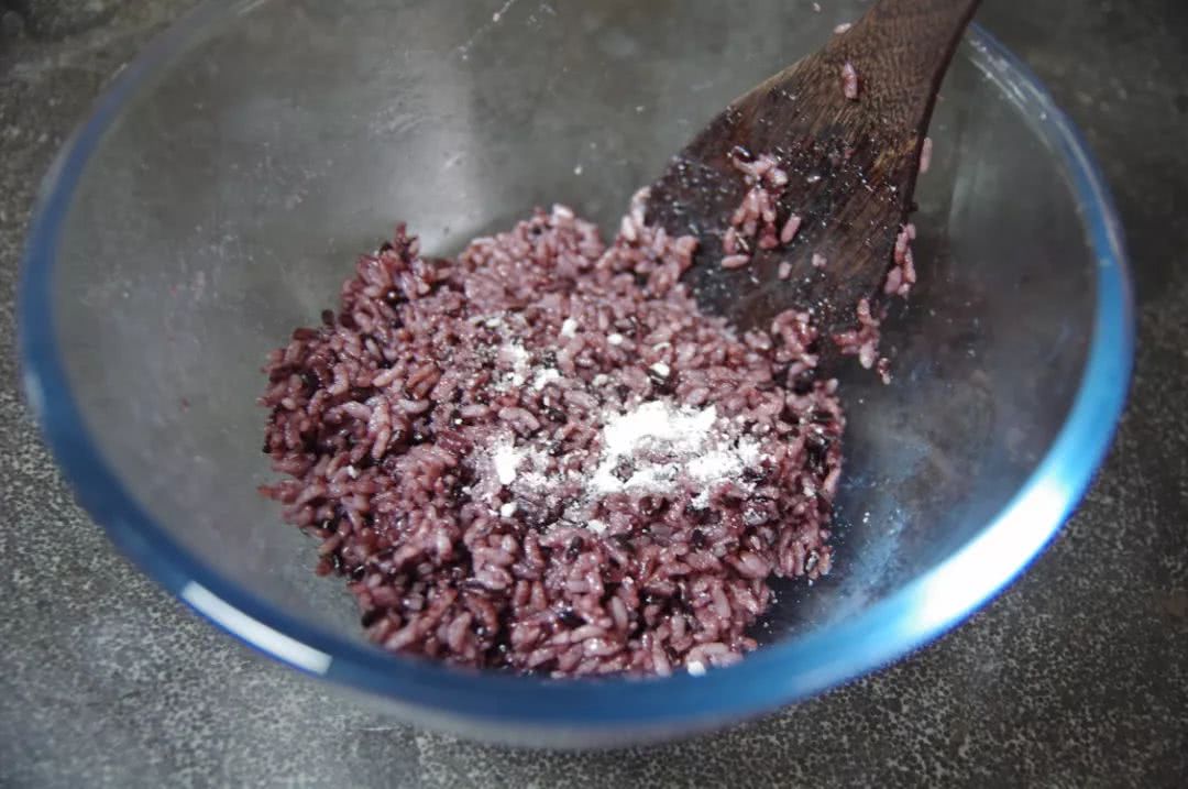 紫米锅巴乌米锅巴,土灶锅巴如何变香脆锅巴