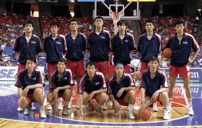 男篮曾逼FIBA修改规则，3中锋齐聚NBA，最近13年却只能依靠易建联