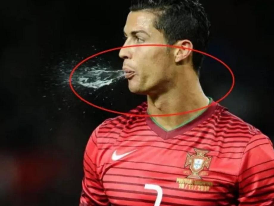 足球运动员喝完饮料就吐,足球运动员喝水吐出来