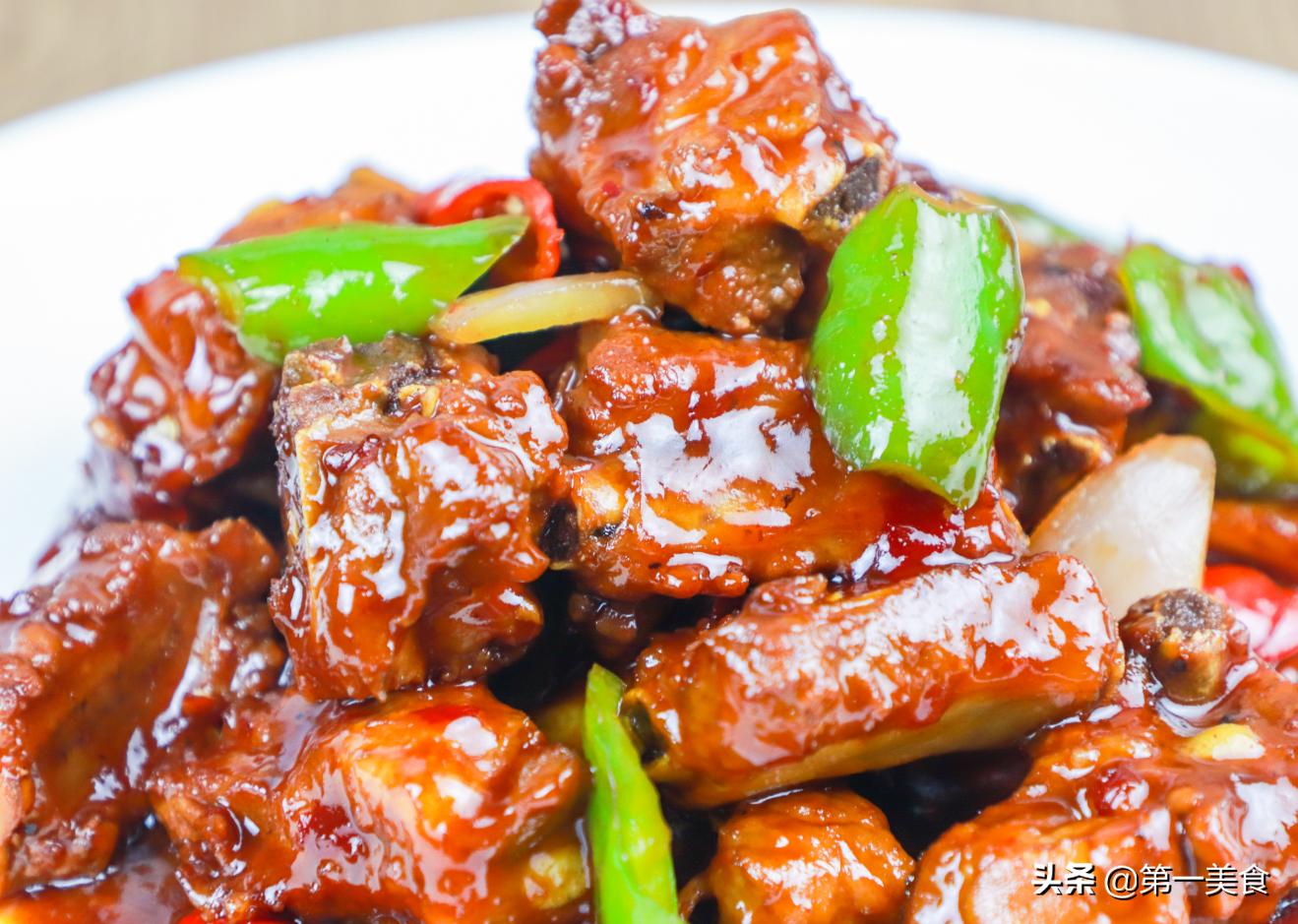 排骨直接焯水,难怪又腥又柴!记住3步,软烂可口,香到骨头里