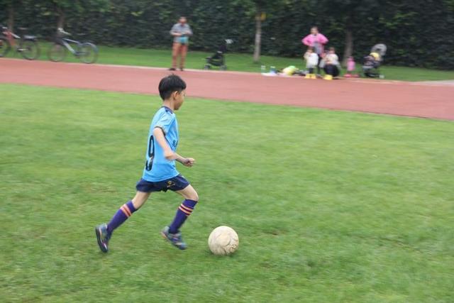 儿童足球基础训练昆明,昆明足球训练营小孩