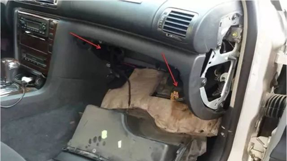 汽车打开空调一股霉味怎么回事,空调清洗后有霉味是什么原因