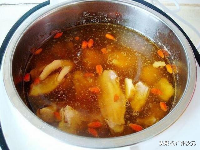 坐月子怎样炖鸡汤下奶,怎样炖鸡汤好喝营养又补气血