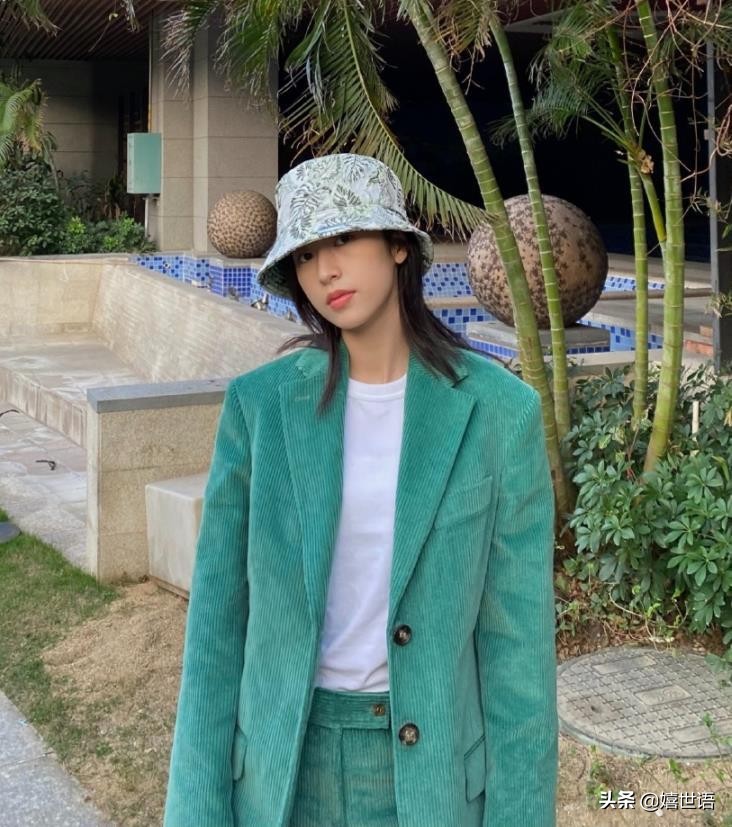 周雨彤穿板鞋图片,周雨彤spell牛仔裤穿搭