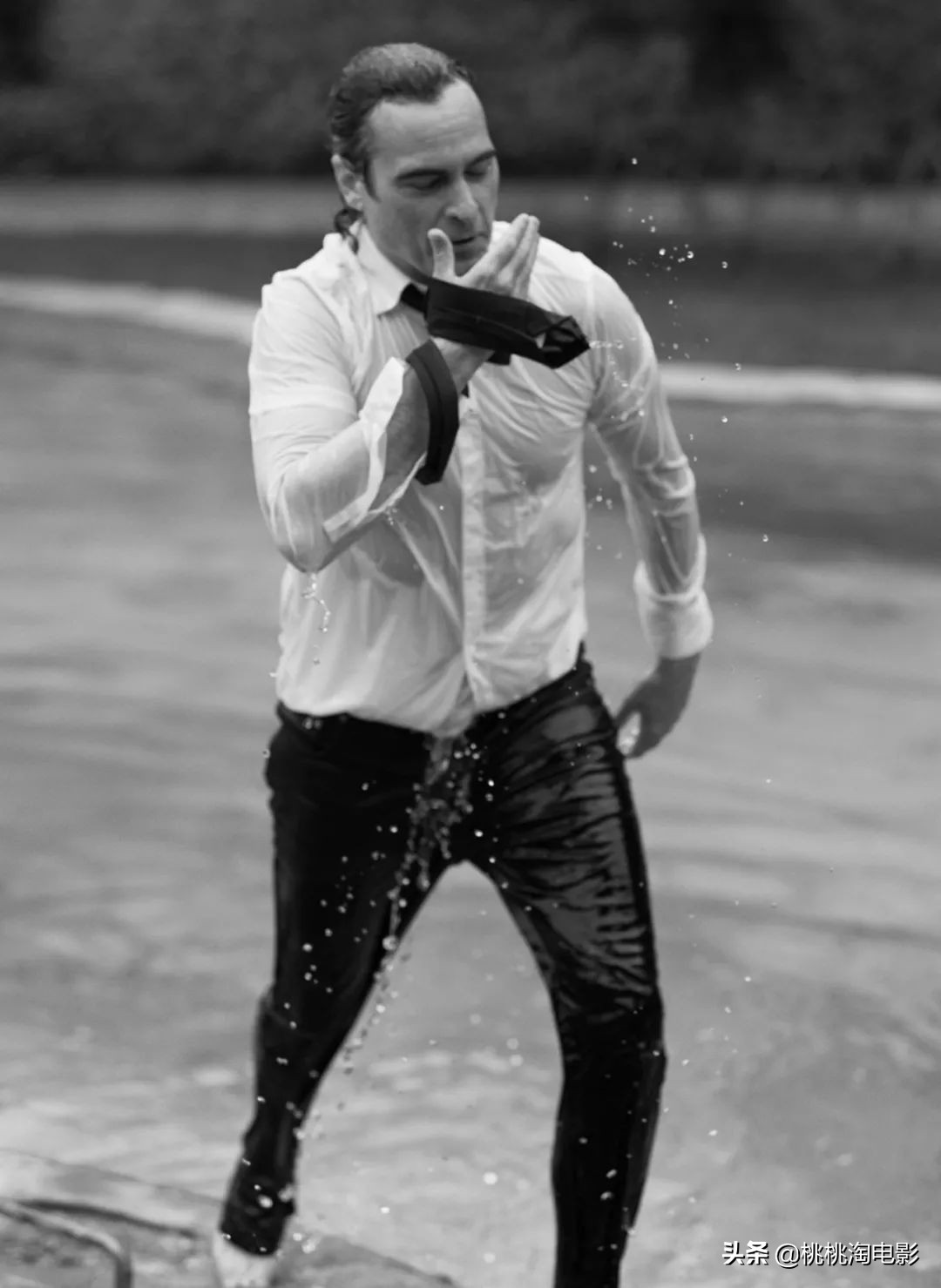 组图：爱穿匡威的男孩“小丑”华金·菲尼克斯《名利场》写真