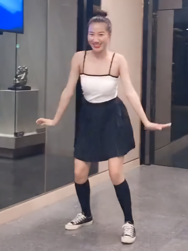 裙子配半截袜穿搭,夏天怎样搭配小裙子和腿袜