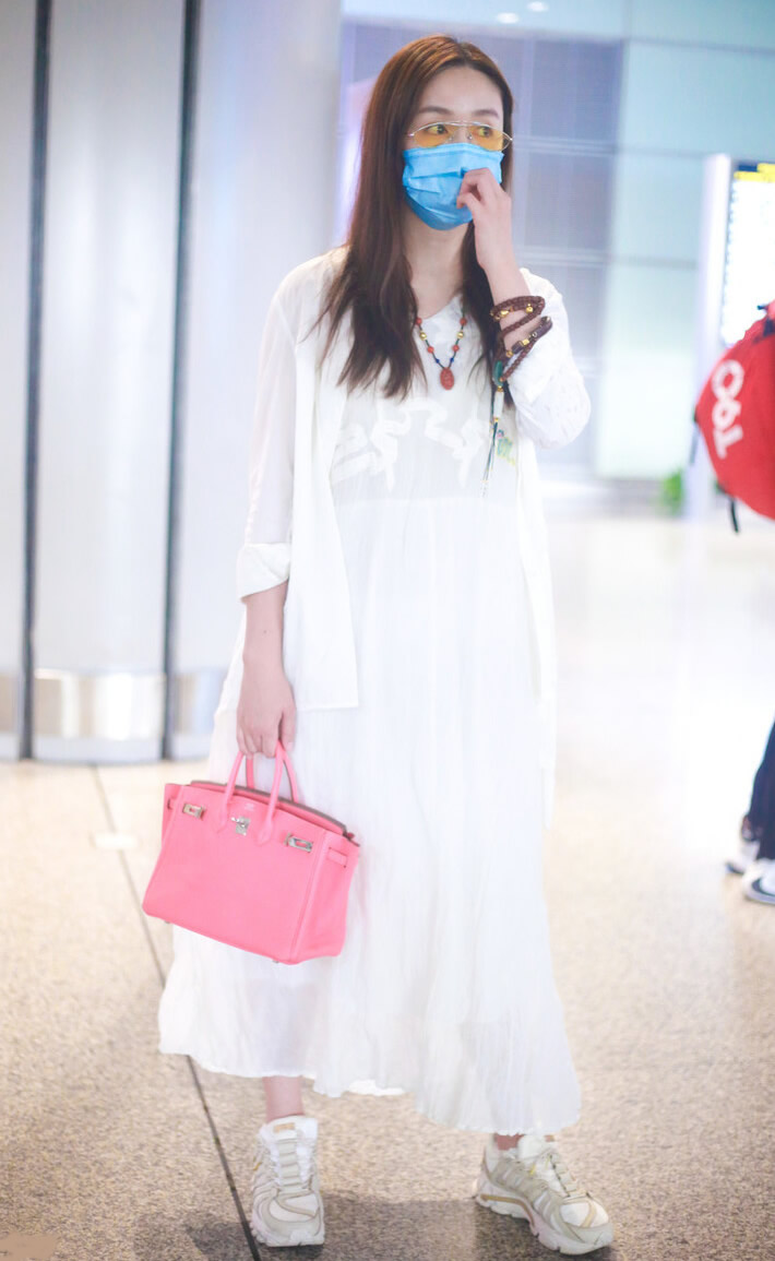 这些颜色搭配让你穿起来高大尚,粉红色服装好看