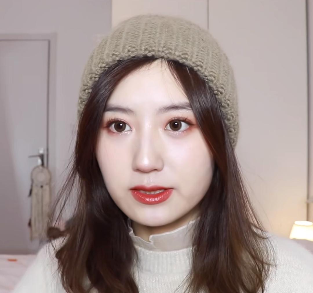 棒球帽白色和黑色帽子哪个显脸小,帽子大头围大脸显脸小