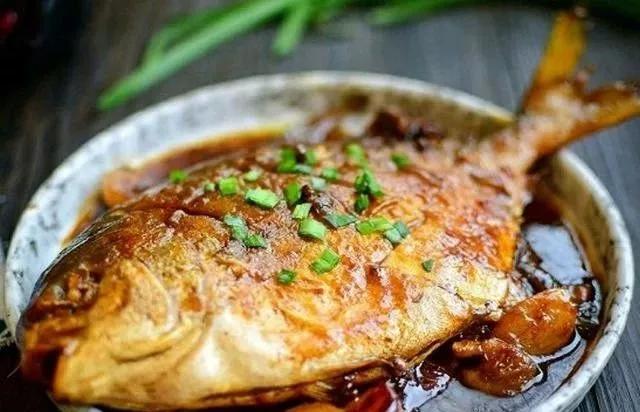 红烧白鲳鱼的家常做法简单又好吃,鲳鱼的做法大全家常红烧酸菜鱼