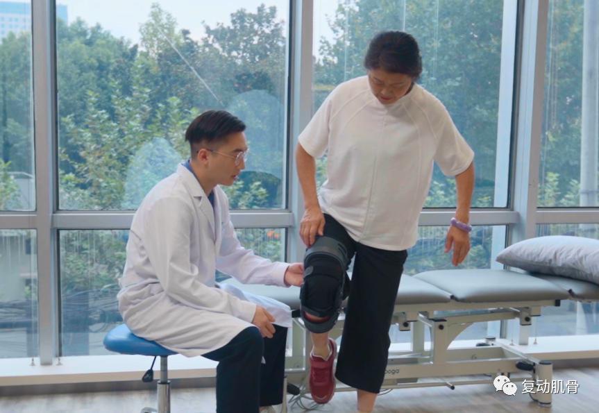 骨折21天自行拆石膏,骨折保守治疗打石膏是愈合得快吗