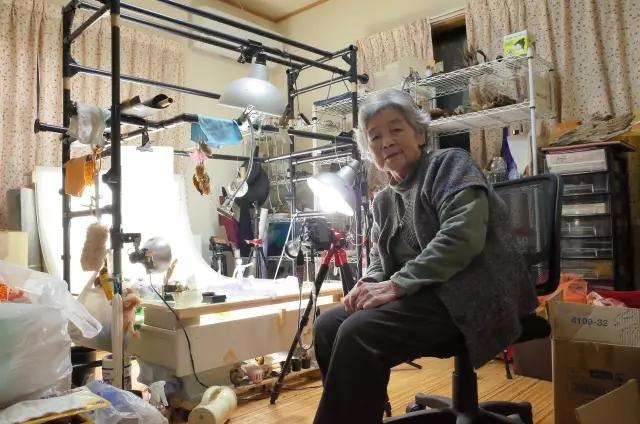 90岁日本老奶奶，酗酒飙车碰瓷，爱上自拍，人生乐趣多了100倍