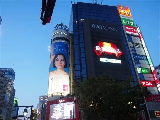 她是「挪威的森林」里的小绿，也是日本顶级女模，却不是日本人